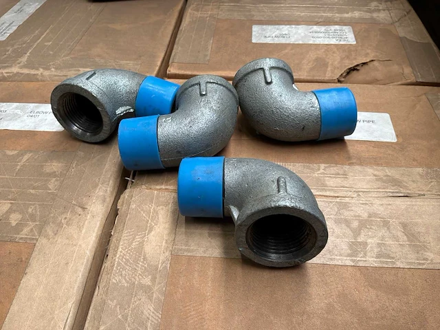 Partij bi 1 3/8” - 32 mm haakse koppelingen (ca. 750x) - afbeelding 1 van  4