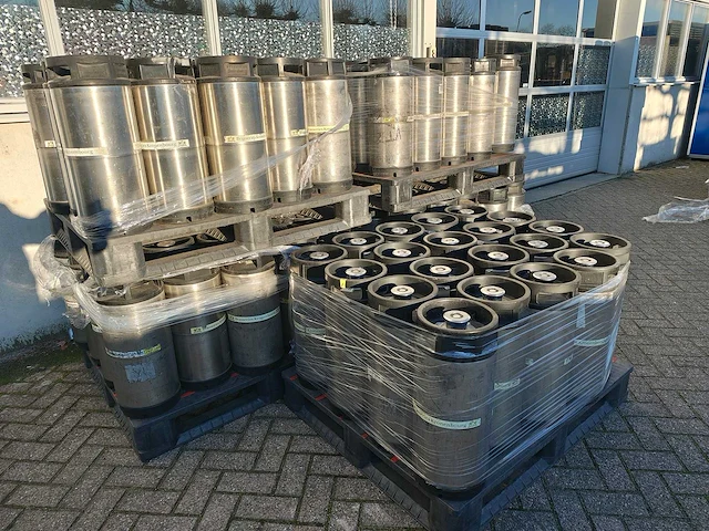 Partij bierfusten 20 liter (100x) kronenbourg - afbeelding 1 van  13