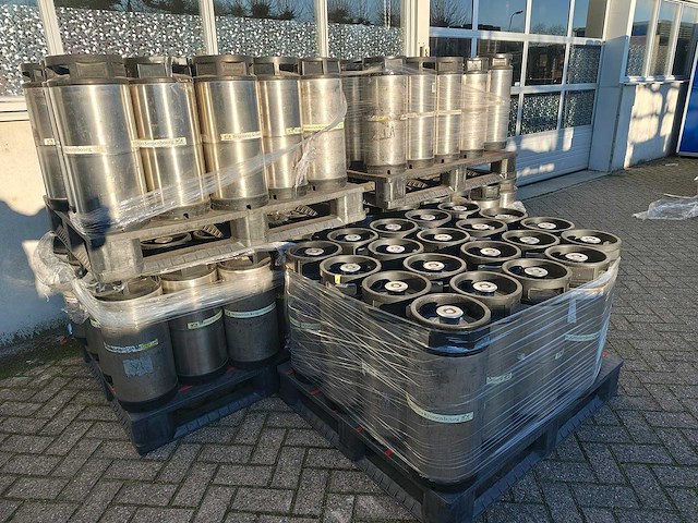 Partij bierfusten 20 liter (100x) kronenbourg - afbeelding 1 van  13