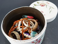 Partij bijoux in handbeschilderd spanen doos - afbeelding 5 van  6