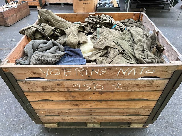 Partij binnenvoeringen legerkleding - afbeelding 2 van  4