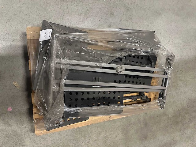 Partij bladmuziek statieven op pallet - afbeelding 1 van  1