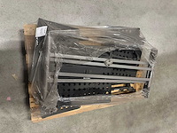 Partij bladmuziek statieven op pallet - afbeelding 1 van  1