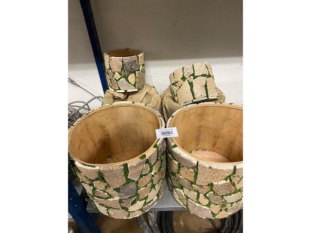 Partij bloembakken rond beplakt met steen - 6 stuks - afbeelding 1 van  1