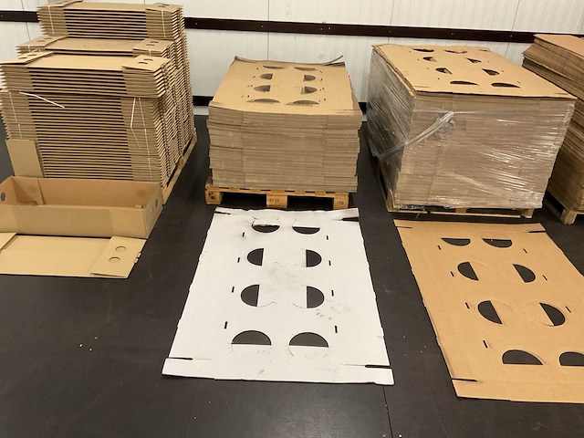 Partij bloemen kartonen dozen en stroken - afbeelding 10 van  13