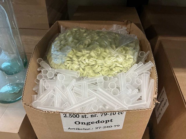 Partij bloemenflesjes ongedopt met dop (47500x) - afbeelding 1 van  5