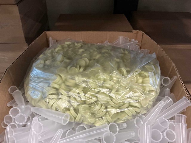 Partij bloemenflesjes ongedopt met dop (47500x) - afbeelding 3 van  5