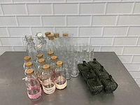 Partij bloemenvazen en flessen - afbeelding 1 van  4