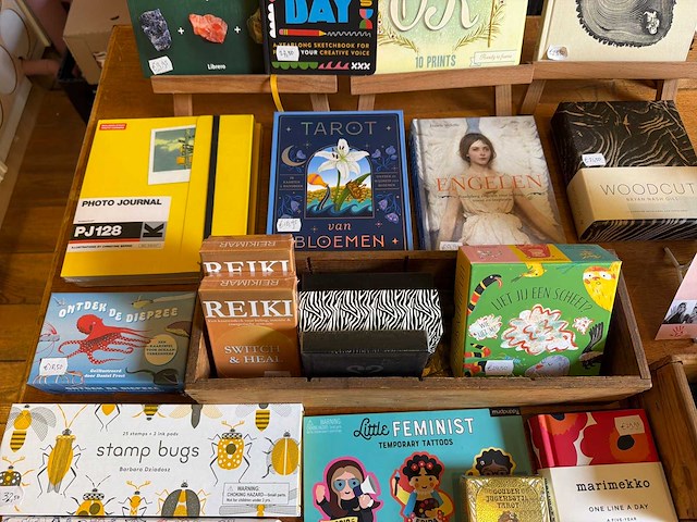 Partij boeken, journals, spellen, stationery en cadeauartikelen – diverse merken - afbeelding 3 van  7