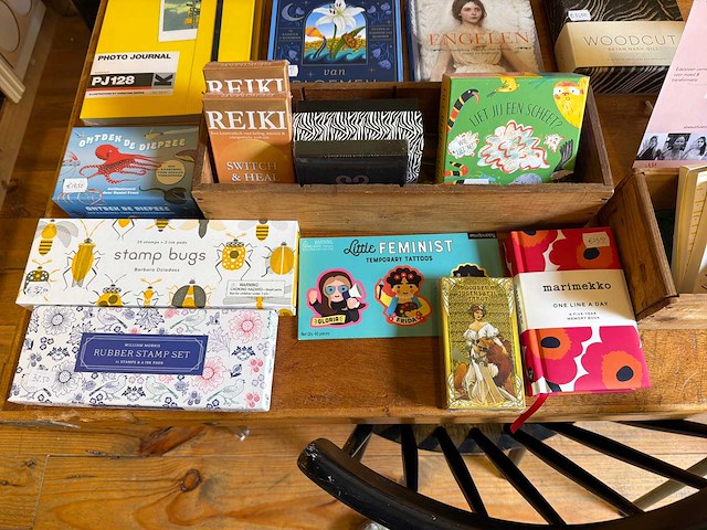 Partij boeken, journals, spellen, stationery en cadeauartikelen – diverse merken - afbeelding 4 van  7