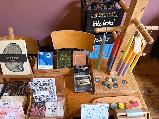 Partij boeken, journals, spellen, stationery en cadeauartikelen – diverse merken - afbeelding 6 van  7