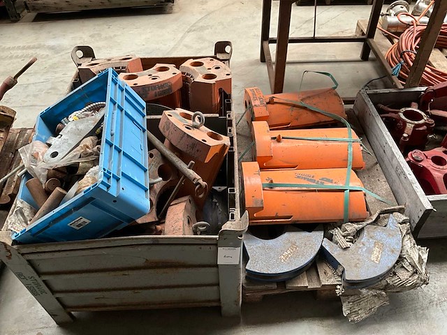 Partij boor onderdelen "pallet with bushings" - afbeelding 1 van  5