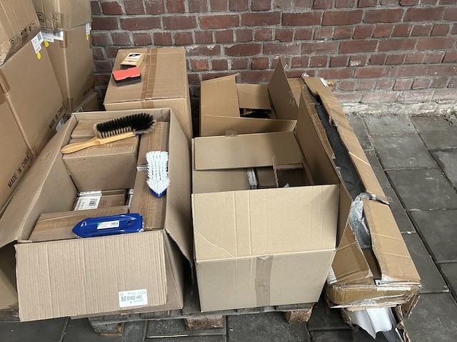 Partij borstels, schoenaccessoires en diversen - afbeelding 1 van  11