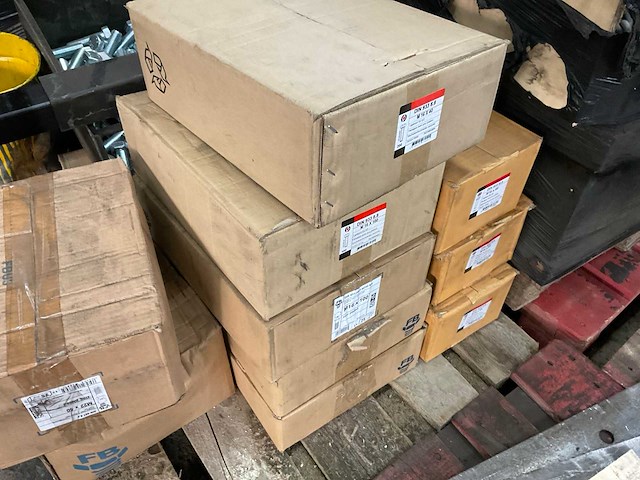 Partij bouten en moeren - afbeelding 2 van  13