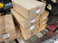 Partij bouten en moeren - afbeelding 2 van  13