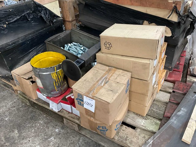 Partij bouten en moeren - afbeelding 1 van  13