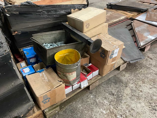 Partij bouten en moeren - afbeelding 6 van  13