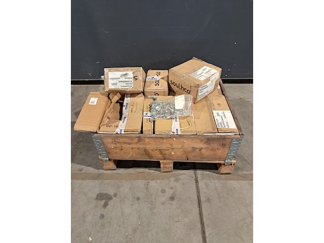 Partij bouten en moeren - afbeelding 1 van  8