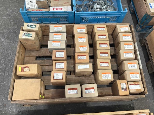 Partij bouten met moeren (800x) - afbeelding 1 van  8