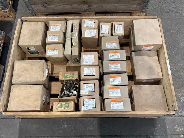 Partij bouten met moeren (825x) - afbeelding 1 van  1