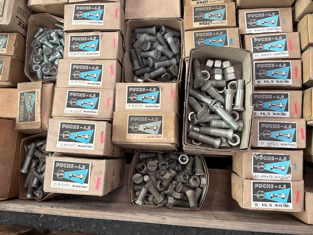 Partij bouten met moeren - afbeelding 2 van  12