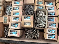 Partij bouten met moeren - afbeelding 2 van  12