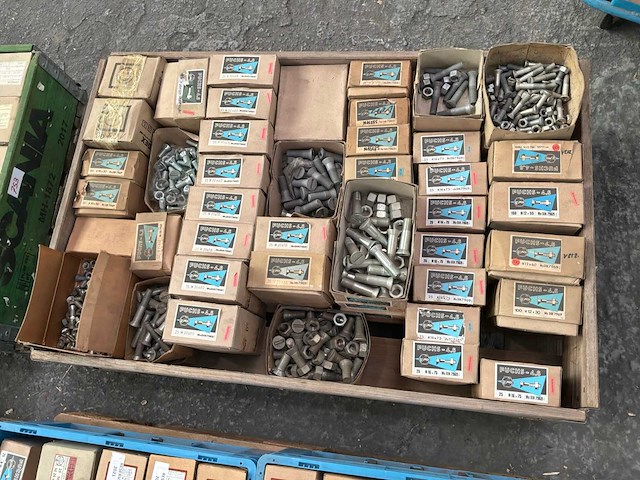 Partij bouten met moeren - afbeelding 1 van  12