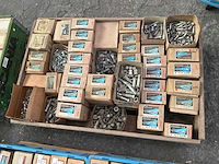 Partij bouten met moeren - afbeelding 1 van  12