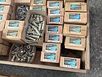 Partij bouten met moeren - afbeelding 11 van  12