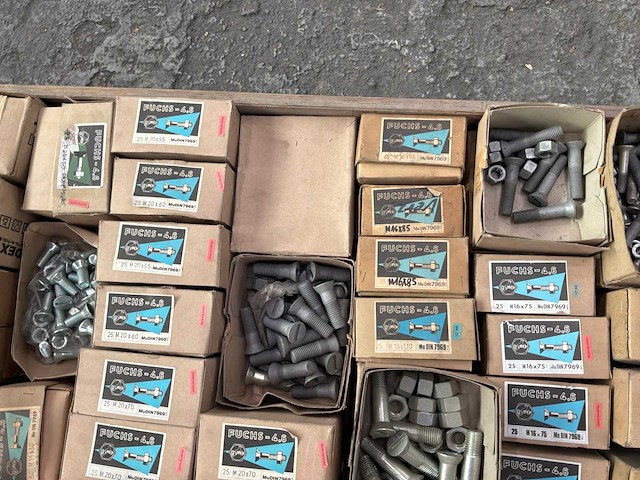 Partij bouten met moeren - afbeelding 12 van  12