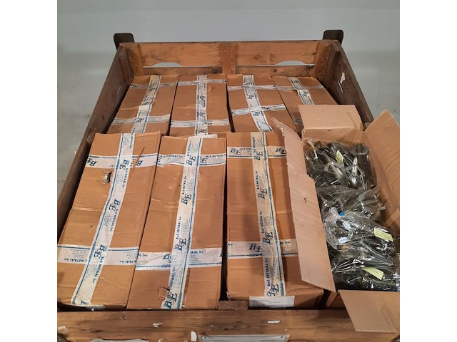 Partij bouten met vleugelmoer - afbeelding 2 van  6