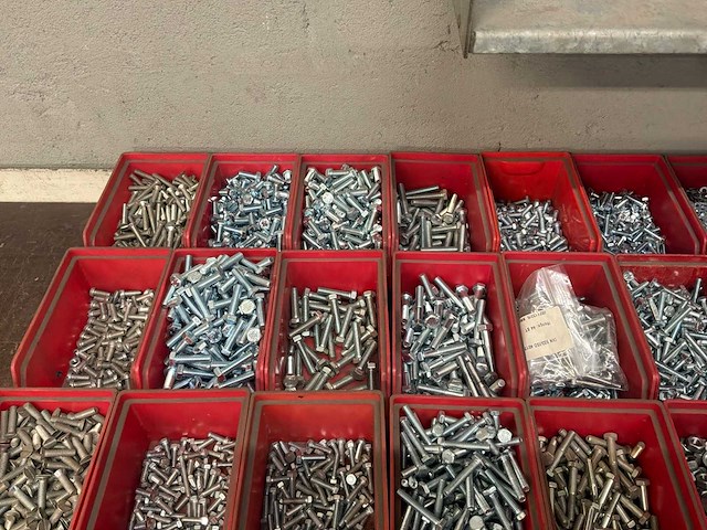 Partij bouten, moeren en ringen - afbeelding 2 van  17