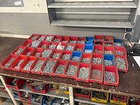 Partij bouten, moeren en ringen - afbeelding 1 van  17