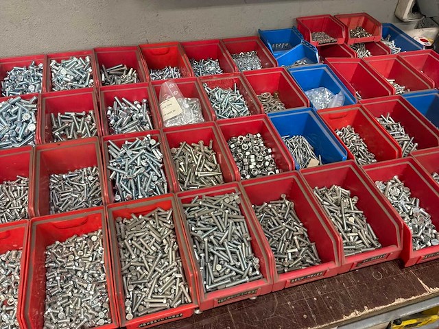 Partij bouten, moeren en ringen - afbeelding 14 van  17