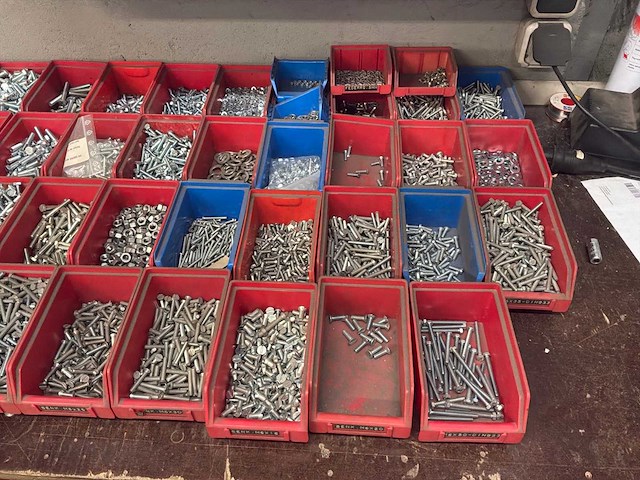 Partij bouten, moeren en ringen - afbeelding 15 van  17