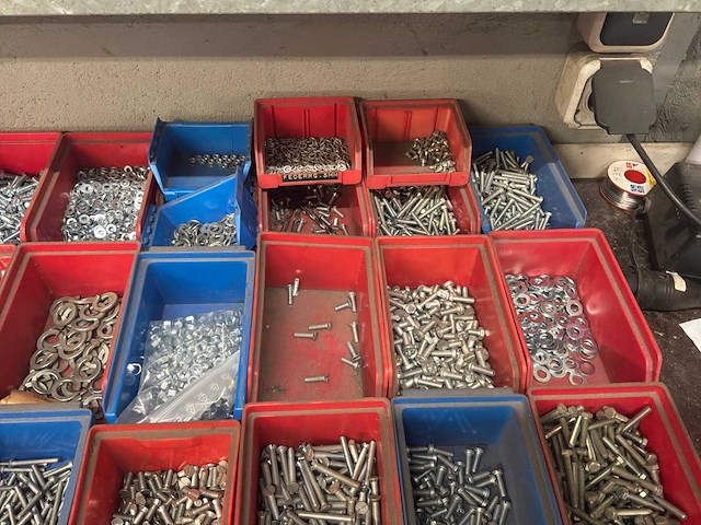 Partij bouten, moeren en ringen - afbeelding 16 van  17