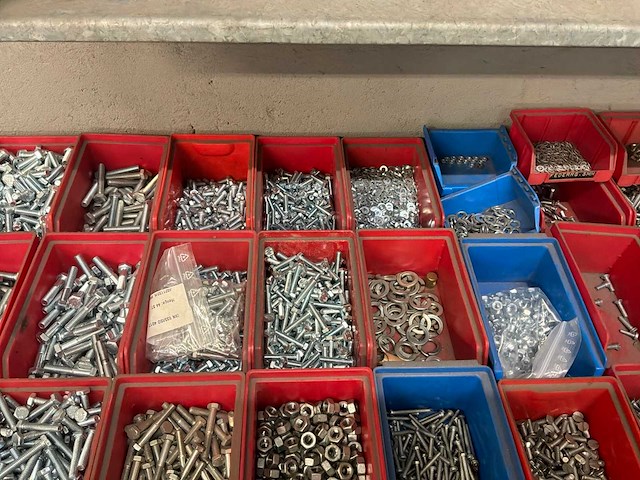 Partij bouten, moeren en ringen - afbeelding 17 van  17