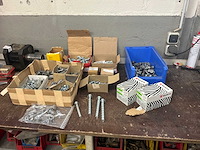 Partij bouten, moeren en ringen - afbeelding 1 van  11