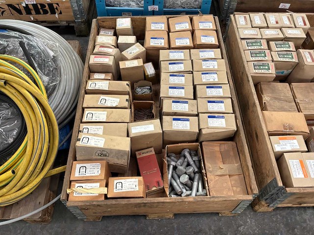 Partij bouten, moeren & ringen - afbeelding 1 van  16