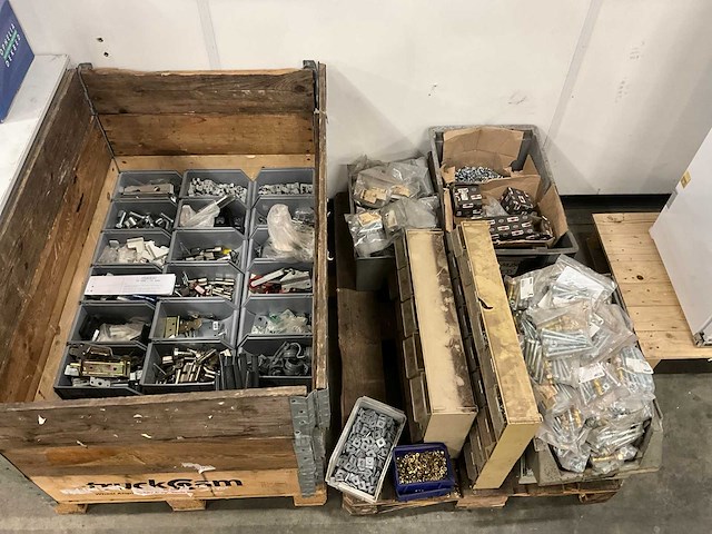Partij bouw- en bevestigingsmateriaal - afbeelding 1 van  9