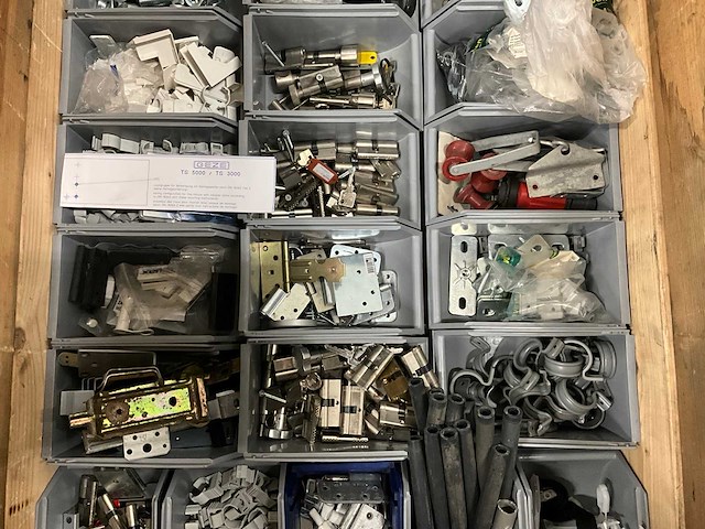 Partij bouw- en bevestigingsmateriaal - afbeelding 8 van  9