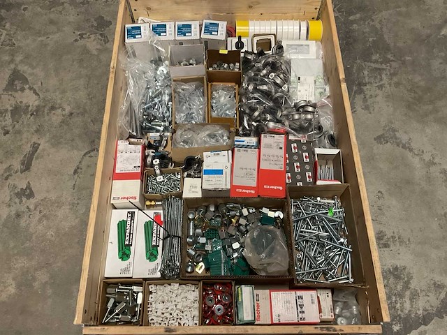 Partij bouw- en bevestigingsmateriaal - afbeelding 1 van  7