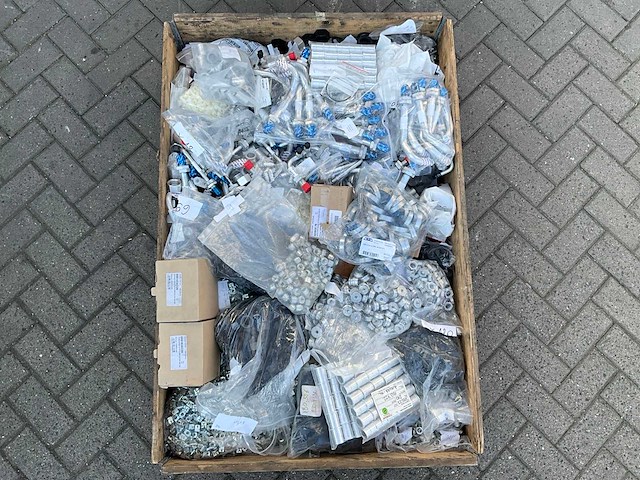 Partij bouw- en bevestigingsmateriaal - afbeelding 1 van  11