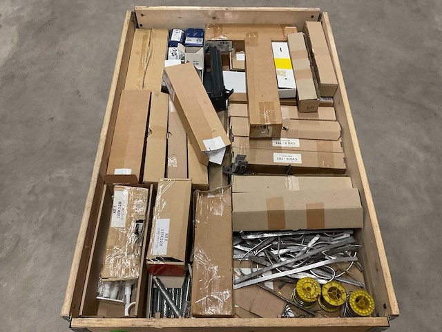 Partij bouw- en bevestigingsmateriaal - afbeelding 1 van  6