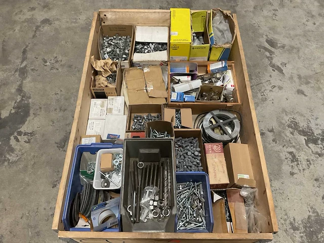 Partij bouw- en bevestigingsmateriaal - afbeelding 1 van  9