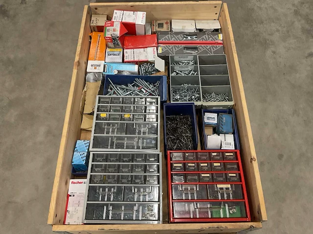 Partij bouw- en bevestigingsmateriaal - afbeelding 1 van  3