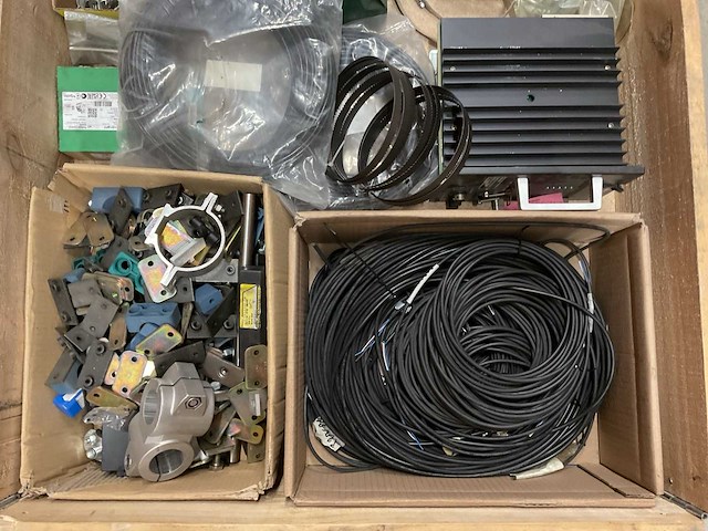 Partij bouw- en bevestigingsmaterialen - afbeelding 1 van  2