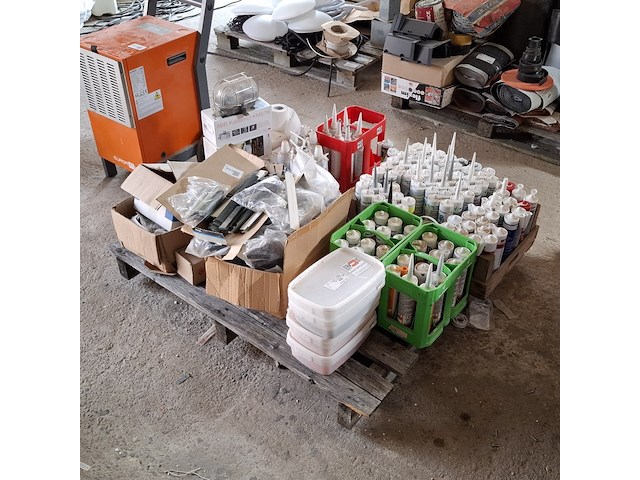 Partij bouwbenodigdheden - afbeelding 1 van  17