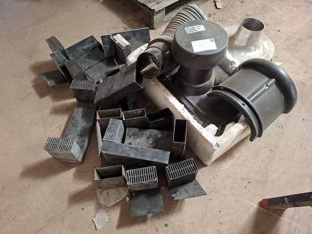 Partij bouwbenodigdheden - afbeelding 1 van  4