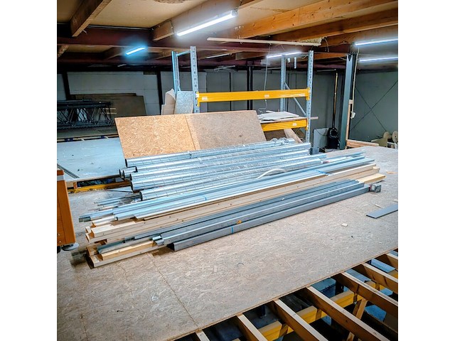 Partij bouwbenodigdheden - afbeelding 1 van  6